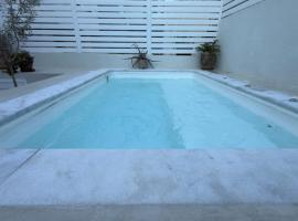 Myronos suite with jacuzzi, hotel en Pireo
