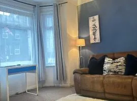 Spacious 3-Bedroom House with Fast Wi-Fi & Free Parking