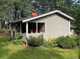 Beautiful Cottage near Lake Åsnen, hotelli kohteessa Lönashult