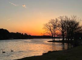 Hot Springs Lakefront Condo، شقة في هوت سبرنغز