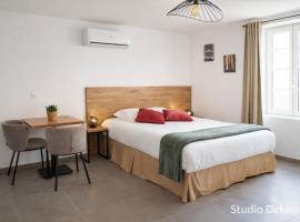 SOUS LES PLATANES, hotel v destinaci Velaux