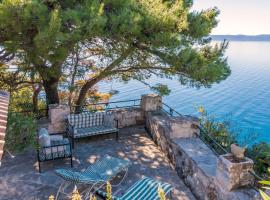 House Dobrila, hotel v Igranah