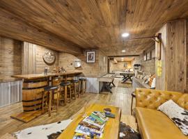 Bigfoots Lodge by the Lake - Dale Hollow Cabin with Sauna, Fire Pit, and Game Room, khách sạn ở Byrdstown