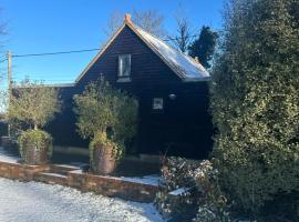 Converted barn stay in idyllic village location, ξενοδοχείο σε Burwash