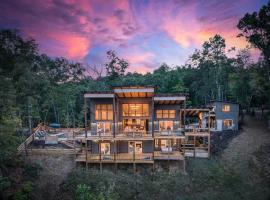 Luxury Retreat Heated Pool Spa Games Sleeps 16, hotel i Mineral Bluff