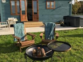 Ty Beti at Gorlan yr Efail Shepherds Hut with Private Hot Tub, hotel en Holyhead