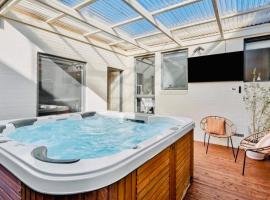 Central Geelong Escape Spa, Fire Pit, Sleeps 10, Hotel in Geelong