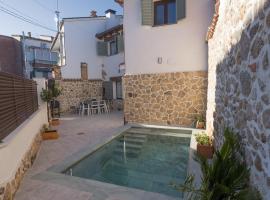 La Casina Casa rural con piscina y chimenea cerca de Gredos, hotel Navalcánban