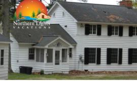Classic Lake Home on Torch Lake, hotelli kohteessa Alden