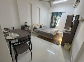 Near Airport Rooms: Mawāliḩ şehrinde bir otel