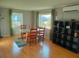 House on beautiful Værøy, mountains and sea outside the window，Værøy的飯店