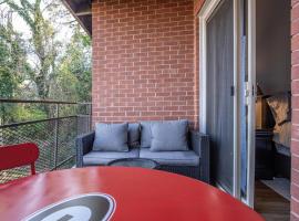 Classic City Getaway - Walk to Sanford Stadium! condo، فندق في أثينا