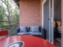Classic City Getaway - Walk to Sanford Stadium! condo