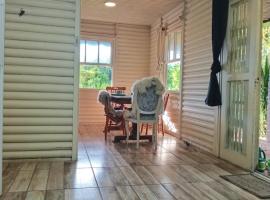 Chal&eacute; alpino em canela rs todo mobiliado com cozinha lareira split Wi-Fi 2 quartos perto do centro, acomoda&ccedil;&atilde;o com cozinha em Canela