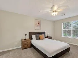Bright Stockbridge condo with full kitchen