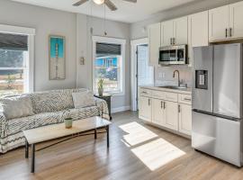 Outer Banks Couples Escape Near Beach and Gardens!: Wanchese şehrinde bir otel