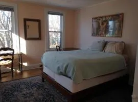 3 Bedroom Apartment 30 Minutes to New York No Car Needed