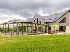 Maison d'architecte avec piscine chauffée et parc sécurisé - FR-1-410-487, Hotel in Soulitré