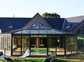 Maison d'architecte avec piscine chauffée et parc sécurisé - FR-1-410-487
