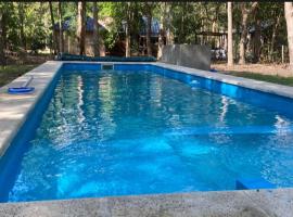 Quinta con pileta, hótel í Brandsen