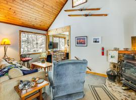 4 Mi to Ski Brule Cozy Cabin with Screened-In Porch, hotel u gradu Iron River