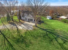 Renovated 4BR Independence Retreat on 1.3 Acres, готель у місті Selsa