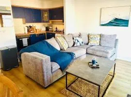 Lakeside Townhouse - Homely & Modern Holiday Home