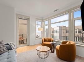 Seattle Waterfront Condo, Free Parking, Gym, Hot Tub, Steps to Pike Place, Hotel in Seattle