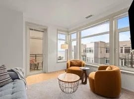 Seattle Waterfront Condo - Walk Up Steps to Pike Place