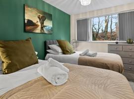 Forest View- Oasis Mural -Didsbury Zen Sleeps 10, Hotel in Manchester