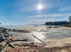 Potomac River Haven with Private Beach, Pets Welcome, hotel em Hague