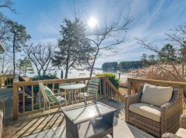 Potomac River Haven with Private Beach, Dogs Welcome, hotel i Hague