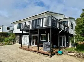 Comfy Raglan Base - Walk to Beach and Village - Roberts St - Family Home Upstairs