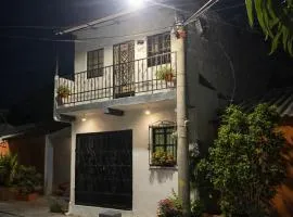 Habitación con baño privado, a 8 minutos del centro de San Salvador