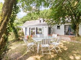 Gîte au bord du lac avec jardin clos, cheminée et Wifi à Joué-sur-Erdre - FR-1-306-942, Hotel in Joué-sur-Erdre