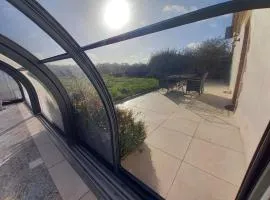 Gîte rénové avec piscine chauffée et jardin clos, à proximité des plages et de la campagne bio. - FR-1-426-531