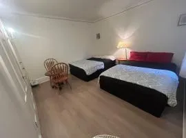 Vancouver Airport Rooms - Free Parking, Fast WiFi, Near Transit