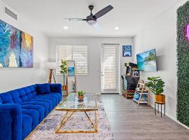 Charming 3BR Apartment | Near Disney + Arcade, hotel em Placentia