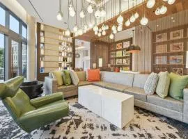 Silver Spring Penthouse 2BR with Rooftop pool and Metro Access