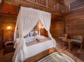 Kirani House - Joglo Villa Bali، فندق في Darmasaba