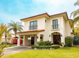 Entire House in Buenaventura - private pool and walking distance to the beach, hotel di El Chirú