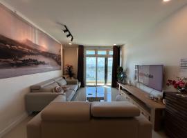 Cozy 3-Bedroom 2-6Pax Riverine Sapphire、クチンのプール付きホテル