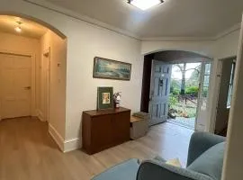 Vancouver Budget Rooms Near Beach & Transit - Fast WiFi & Free Parking