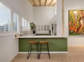Maloneys Beach Getaway, Yard & Modern Kitchen