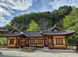 정선의 맑은 계곡에서 힐링하세요. 최대 6인