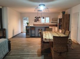 Grande villa 2 chambre ,salle de bain, grand séjour avec cuisine équipée et salle a manger, une grande terrasse de 40m2 donnant sur un grand jardin avec un parking en gravier de 500m2, ξενοδοχείο σε Tornac