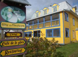 Gîte des Hauteurs et Café de la place, hotel a Saint Zenon