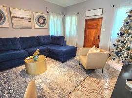 Rusty Blue Belize 2 Bedroom sleeps 8, Hammocks, Gated WiFi & Hot Water, hotel a Ladyville