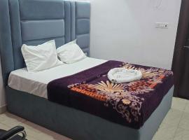 Hotel O shivam guest house and hotel, ξενοδοχείο σε Jhūsi