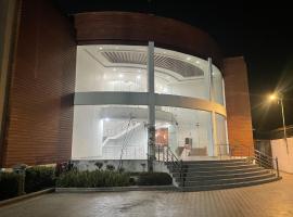 Hotel O CLUB ORCHID, hotelli kohteessa Malhour